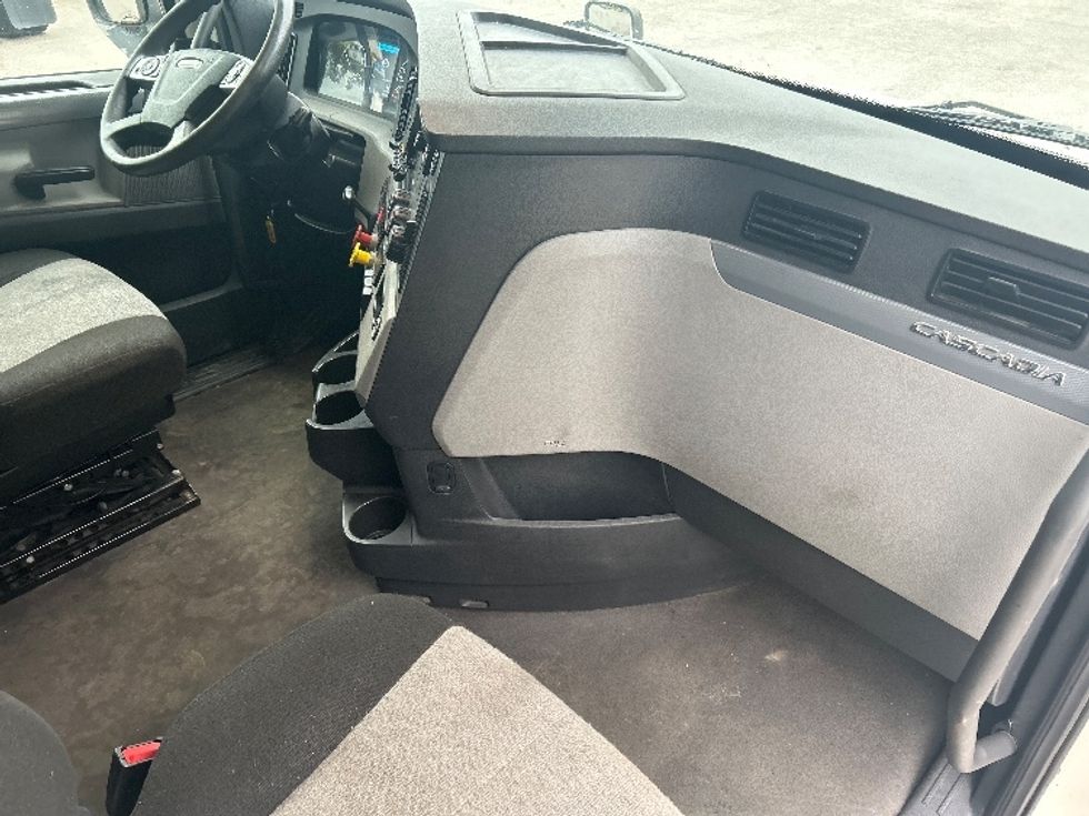 Sleeper Tractor-Heavy Duty Tractors-Freightliner-2021-T12664ST-Rocky Mount-NC-563,170\n\t\tmiles-$ 59,250 - Image 15