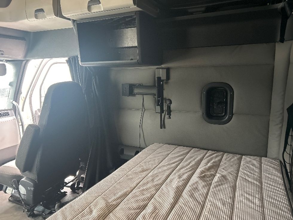 Sleeper Tractor-Heavy Duty Tractors-Freightliner-2021-T12664ST-Rocky Mount-NC-563,170\n\t\tmiles-$ 59,250 - Image 19