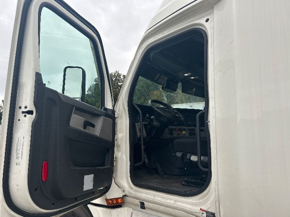 Sleeper Tractor-Heavy Duty Tractors-Freightliner-2021-T12664ST-Rocky Mount-NC-563,170\n\t\tmiles-$ 59,250 - Image 9