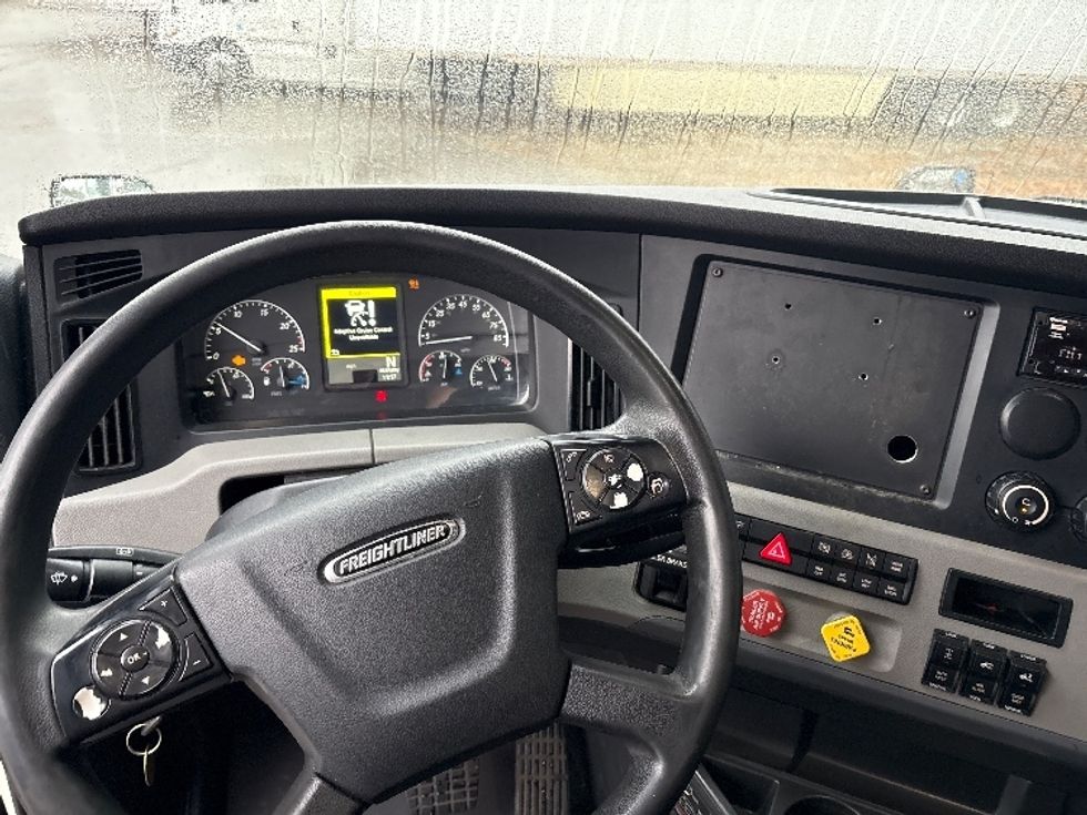 Sleeper Tractor-Heavy Duty Tractors-Freightliner-2021-T12664ST-Rocky Mount-NC-609,893\n\t\tmiles-$ 55,000 - Image 11