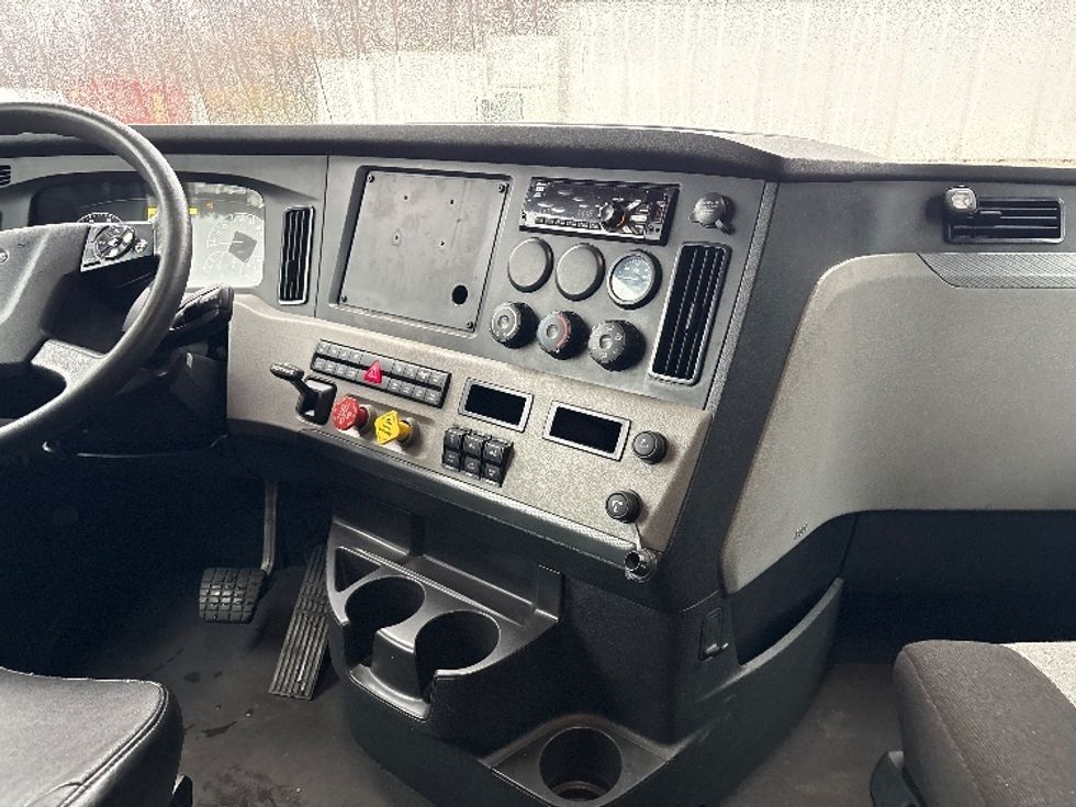 Sleeper Tractor-Heavy Duty Tractors-Freightliner-2021-T12664ST-Rocky Mount-NC-609,893\n\t\tmiles-$ 55,000 - Image 12