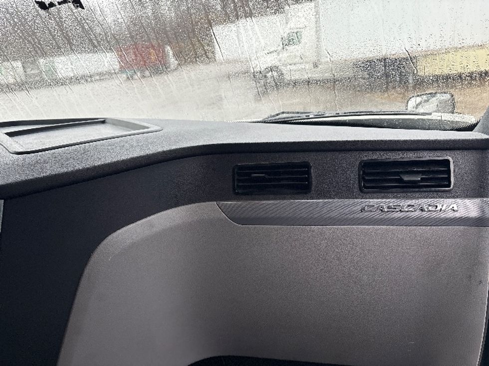 Sleeper Tractor-Heavy Duty Tractors-Freightliner-2021-T12664ST-Rocky Mount-NC-609,893\n\t\tmiles-$ 55,000 - Image 14