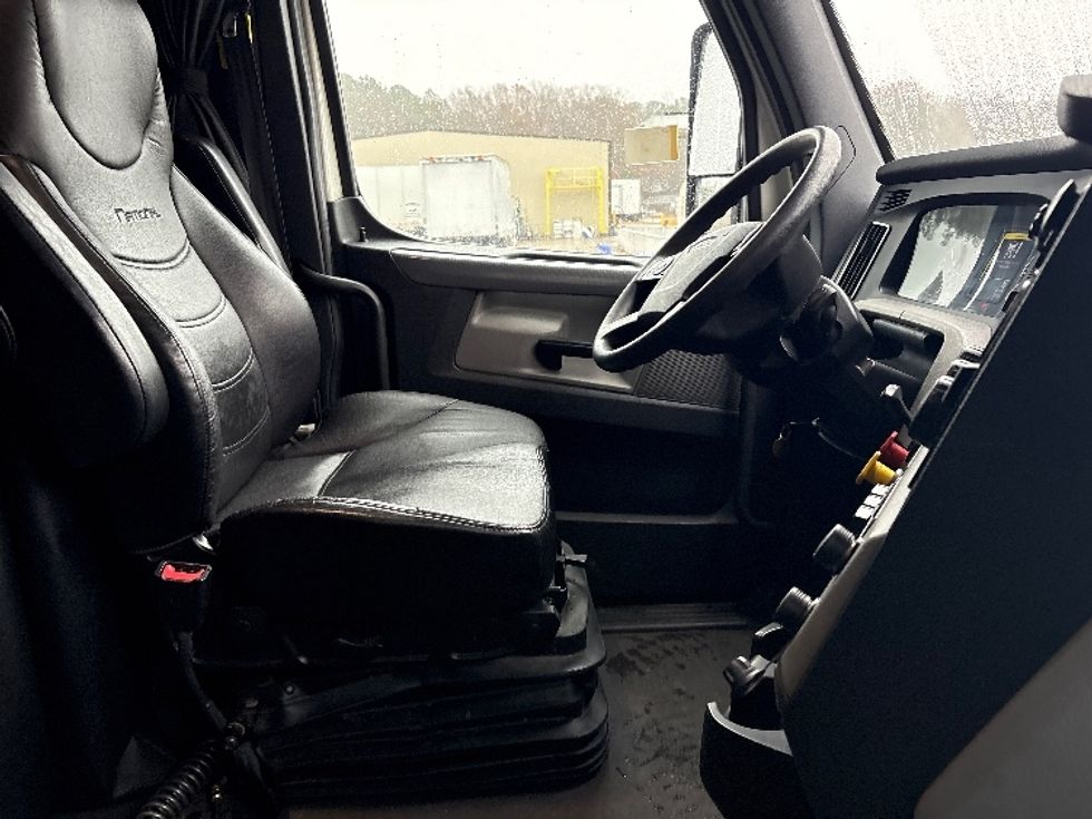 Sleeper Tractor-Heavy Duty Tractors-Freightliner-2021-T12664ST-Rocky Mount-NC-609,893\n\t\tmiles-$ 55,000 - Image 15