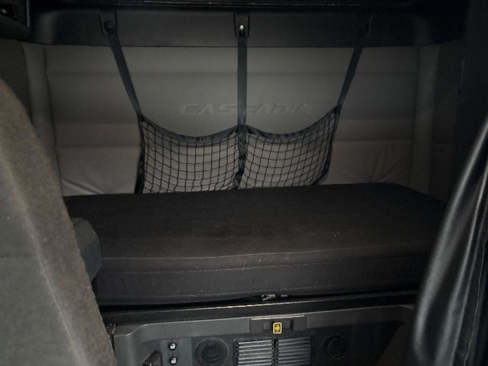 Sleeper Tractor-Heavy Duty Tractors-Freightliner-2021-T12664ST-Rocky Mount-NC-609,893\n\t\tmiles-$ 55,000 - Image 16