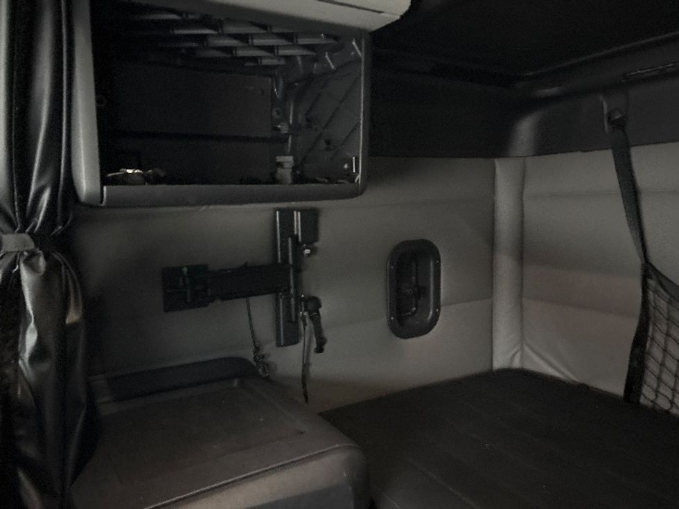 Sleeper Tractor-Heavy Duty Tractors-Freightliner-2021-T12664ST-Rocky Mount-NC-609,893\n\t\tmiles-$ 55,000 - Image 19