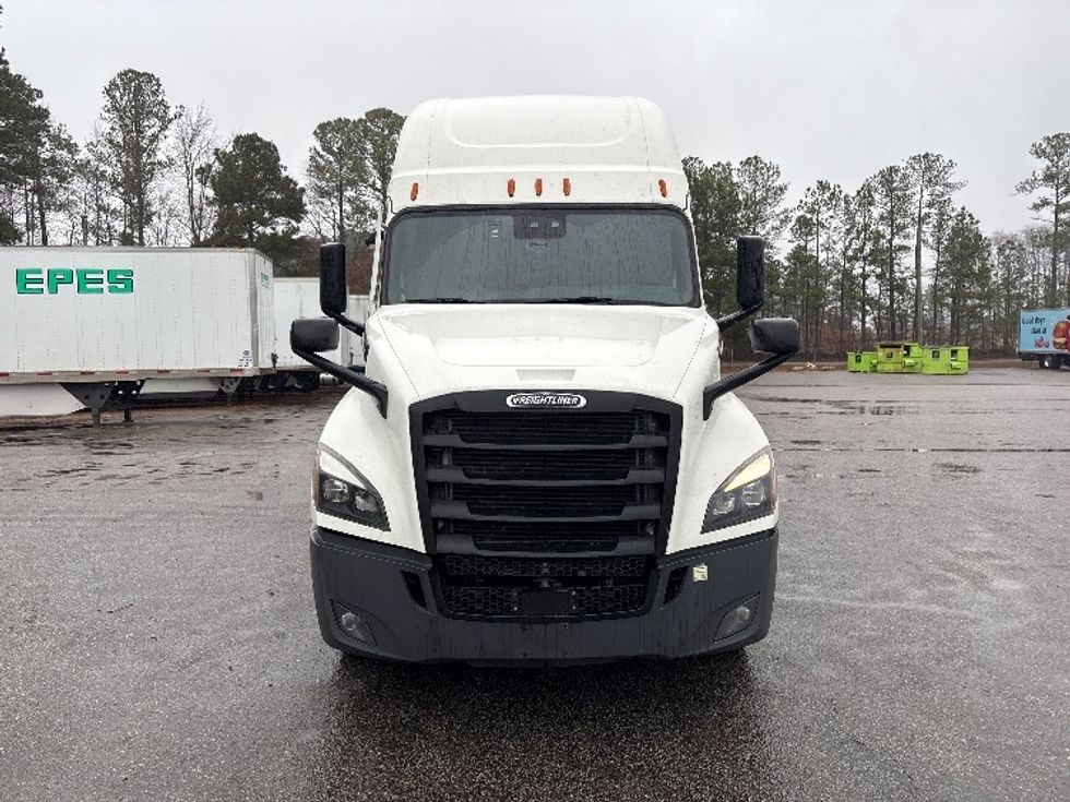 Sleeper Tractor-Heavy Duty Tractors-Freightliner-2021-T12664ST-Rocky Mount-NC-609,893\n\t\tmiles-$ 55,000 - Image 2