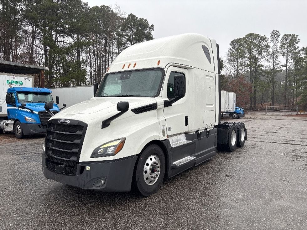Sleeper Tractor-Heavy Duty Tractors-Freightliner-2021-T12664ST-Rocky Mount-NC-609,893\n\t\tmiles-$ 55,000 - Image 3