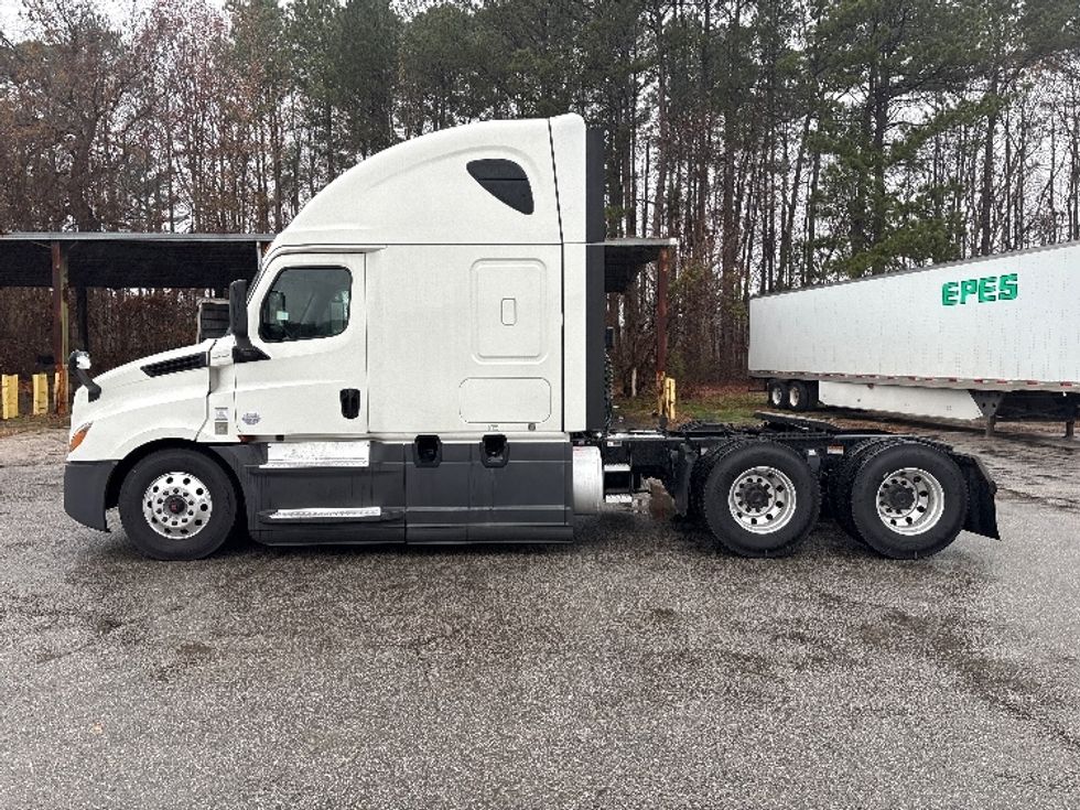 Sleeper Tractor-Heavy Duty Tractors-Freightliner-2021-T12664ST-Rocky Mount-NC-609,893\n\t\tmiles-$ 55,000 - Image 4