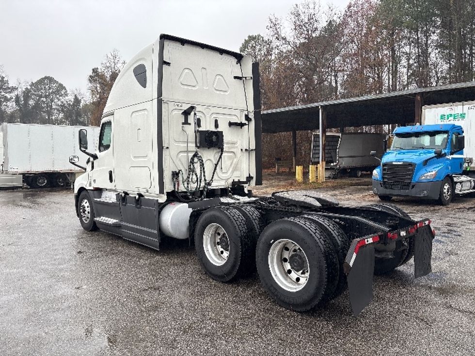 Sleeper Tractor-Heavy Duty Tractors-Freightliner-2021-T12664ST-Rocky Mount-NC-609,893\n\t\tmiles-$ 55,000 - Image 5