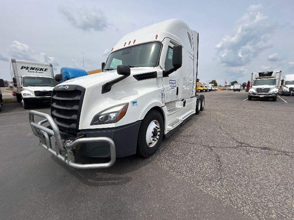 Sleeper Tractor-Heavy Duty Tractors-Freightliner-2021-T12664ST-Roseville-MN-569,702\n\t\tmiles-$ 58,250 - Image 1