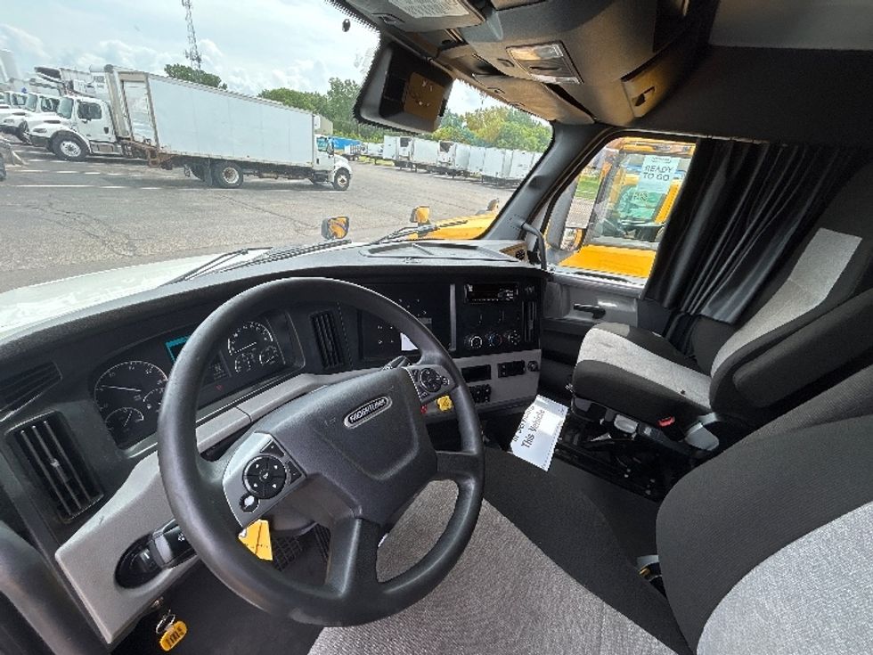Sleeper Tractor-Heavy Duty Tractors-Freightliner-2021-T12664ST-Roseville-MN-569,702\n\t\tmiles-$ 58,250 - Image 10