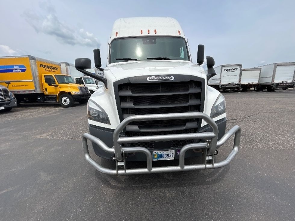 Sleeper Tractor-Heavy Duty Tractors-Freightliner-2021-T12664ST-Roseville-MN-569,702\n\t\tmiles-$ 58,250 - Image 2