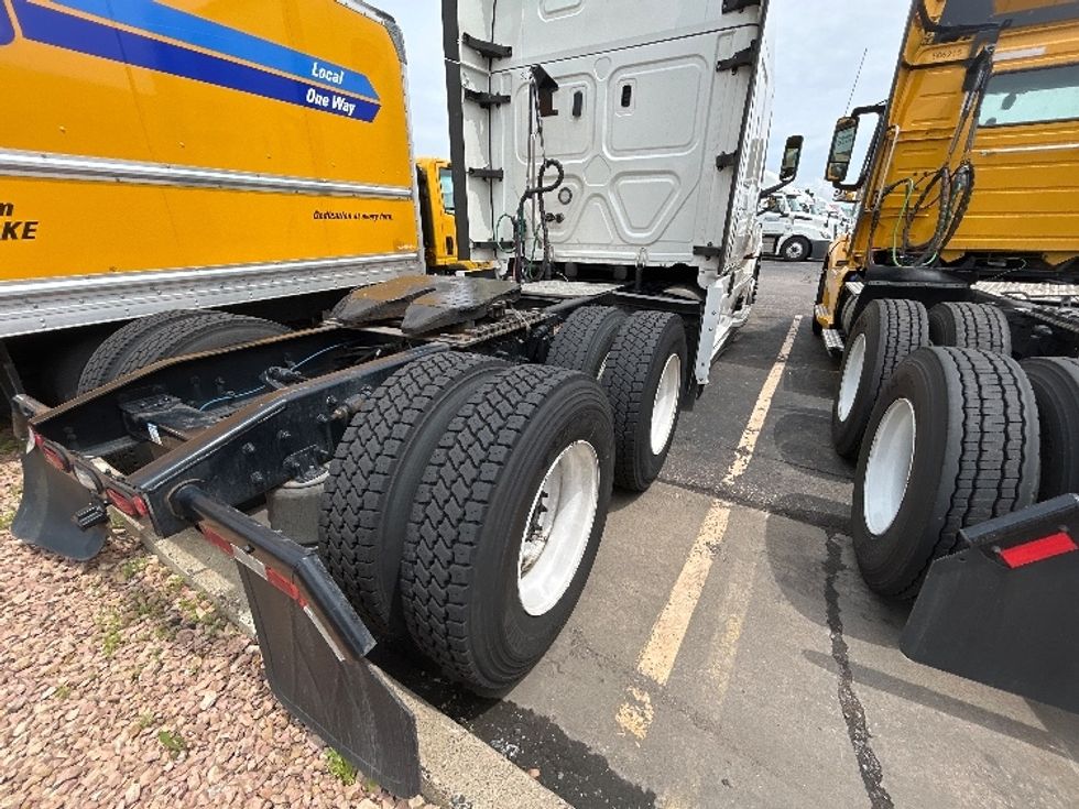 Sleeper Tractor-Heavy Duty Tractors-Freightliner-2021-T12664ST-Roseville-MN-569,702\n\t\tmiles-$ 58,250 - Image 22