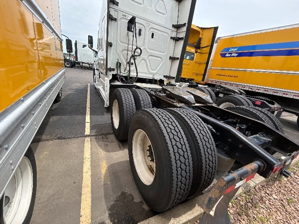 Sleeper Tractor-Heavy Duty Tractors-Freightliner-2021-T12664ST-Roseville-MN-569,702\n\t\tmiles-$ 58,250 - Image 23