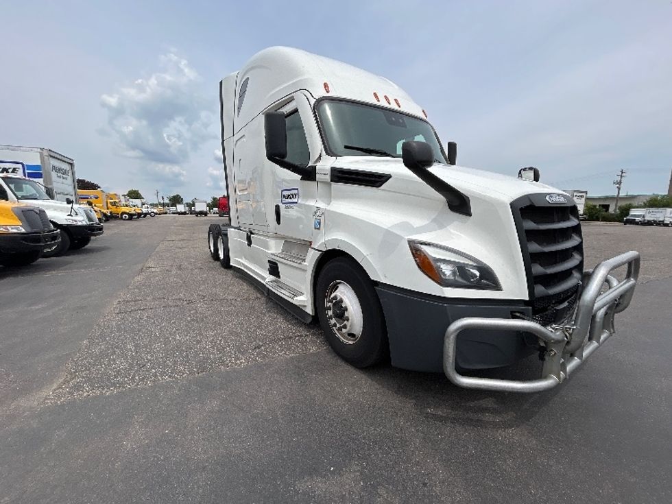 Sleeper Tractor-Heavy Duty Tractors-Freightliner-2021-T12664ST-Roseville-MN-569,702\n\t\tmiles-$ 58,250 - Image 3