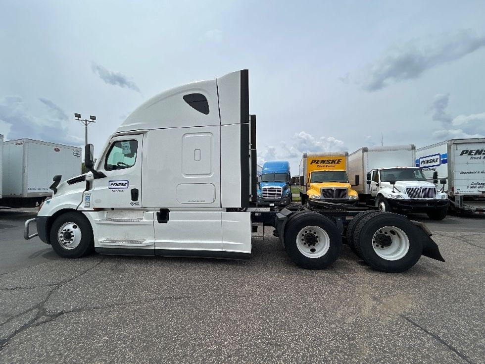 Sleeper Tractor-Heavy Duty Tractors-Freightliner-2021-T12664ST-Roseville-MN-569,702\n\t\tmiles-$ 58,250 - Image 4