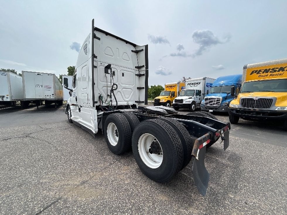 Sleeper Tractor-Heavy Duty Tractors-Freightliner-2021-T12664ST-Roseville-MN-569,702\n\t\tmiles-$ 58,250 - Image 5