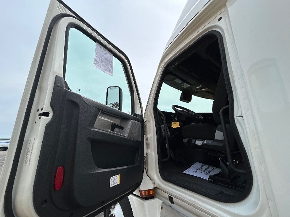 Sleeper Tractor-Heavy Duty Tractors-Freightliner-2021-T12664ST-Roseville-MN-569,702\n\t\tmiles-$ 58,250 - Image 9