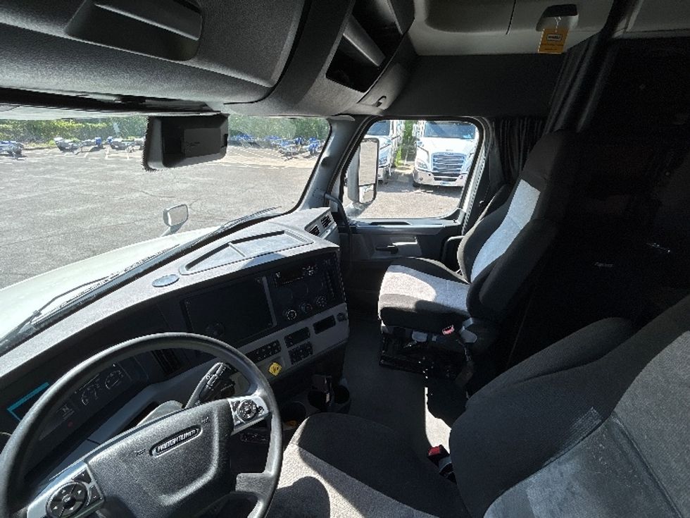 Sleeper Tractor-Heavy Duty Tractors-Freightliner-2021-T12664ST-Roseville-MN-597,453\n\t\tmiles-$ 56,250 - Image 12
