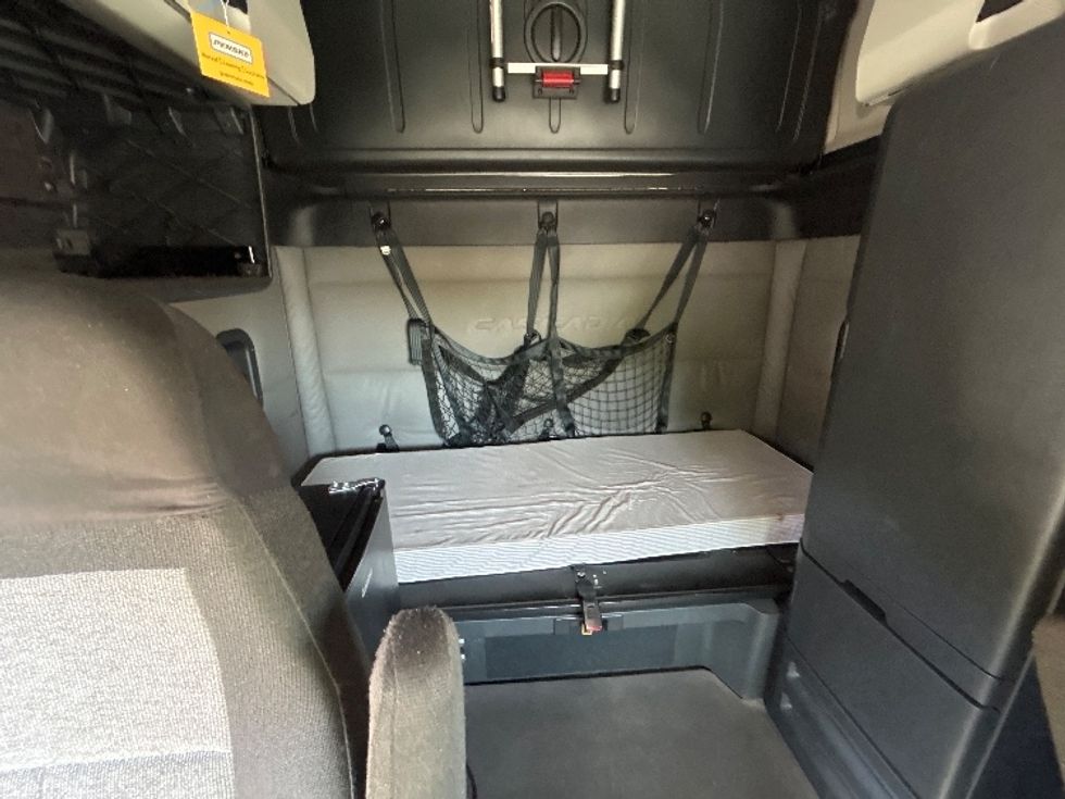 Sleeper Tractor-Heavy Duty Tractors-Freightliner-2021-T12664ST-Roseville-MN-597,453\n\t\tmiles-$ 56,250 - Image 16