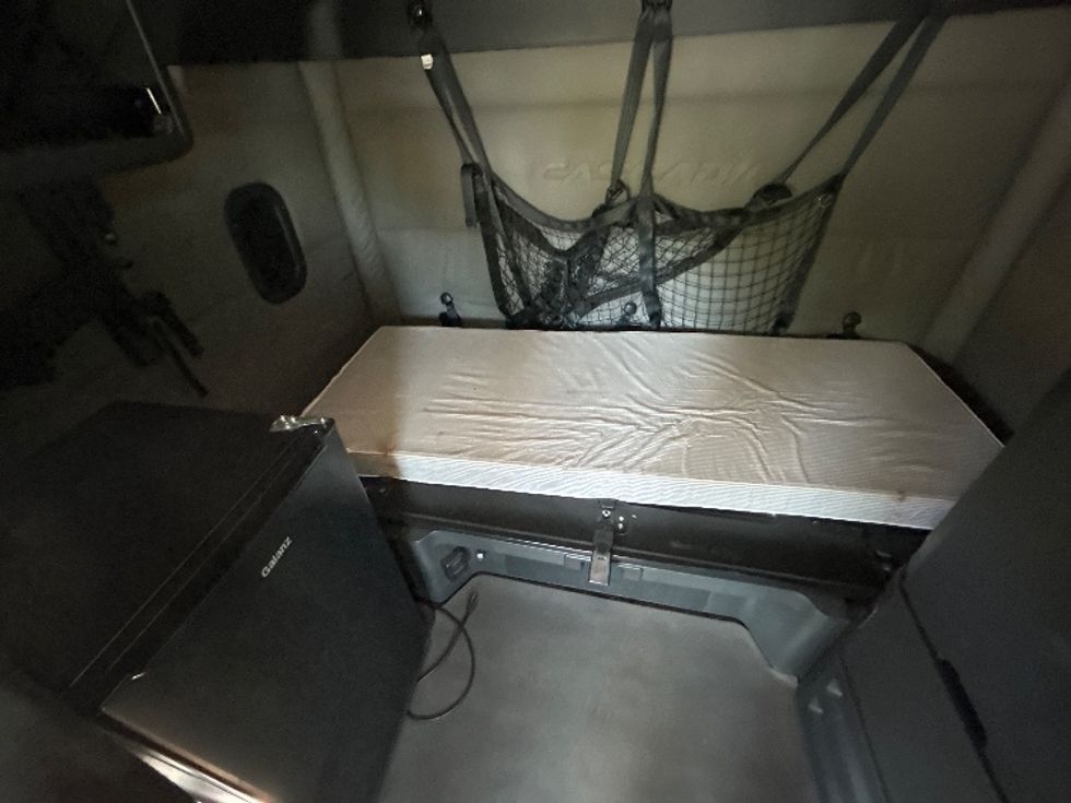 Sleeper Tractor-Heavy Duty Tractors-Freightliner-2021-T12664ST-Roseville-MN-597,453\n\t\tmiles-$ 56,250 - Image 17