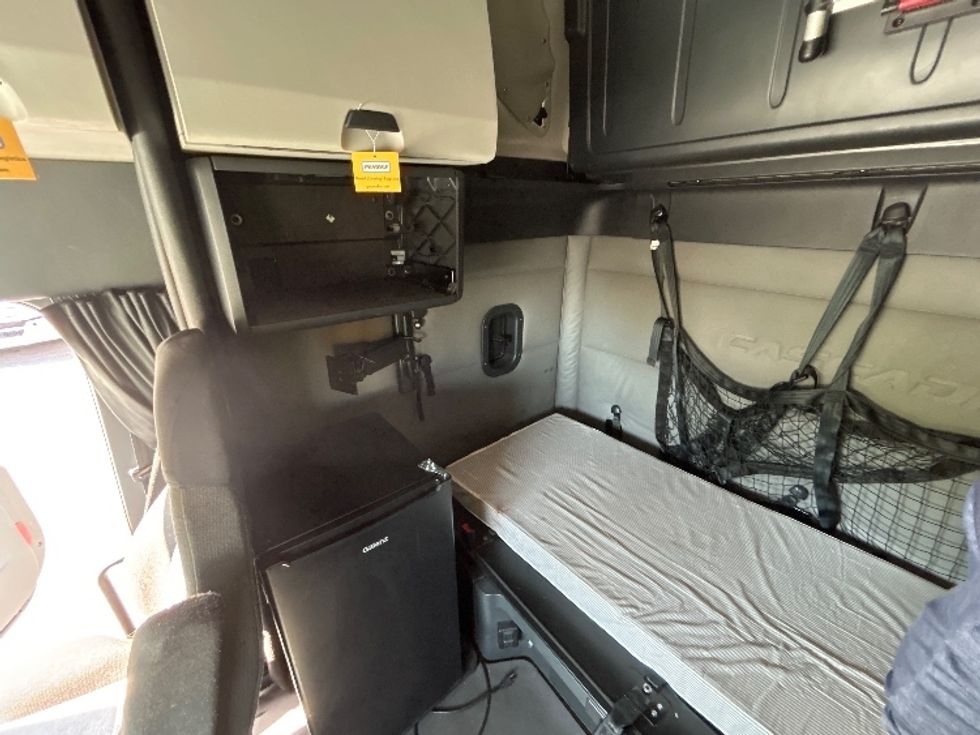 Sleeper Tractor-Heavy Duty Tractors-Freightliner-2021-T12664ST-Roseville-MN-597,453\n\t\tmiles-$ 56,250 - Image 18