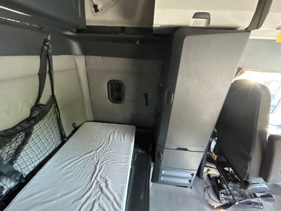 Sleeper Tractor-Heavy Duty Tractors-Freightliner-2021-T12664ST-Roseville-MN-597,453\n\t\tmiles-$ 56,250 - Image 19