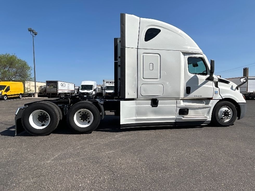 Sleeper Tractor-Heavy Duty Tractors-Freightliner-2021-T12664ST-Roseville-MN-597,453\n\t\tmiles-$ 56,250 - Image 8