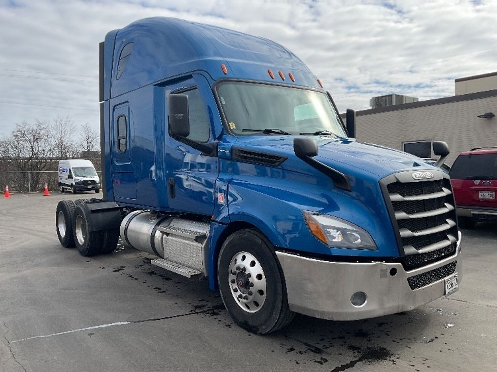 Sleeper Tractor-Heavy Duty Tractors-Freightliner-2021-T12664ST-Rothschild-WI-500,278\n\t\tmiles-$ 60,250 - Image 1