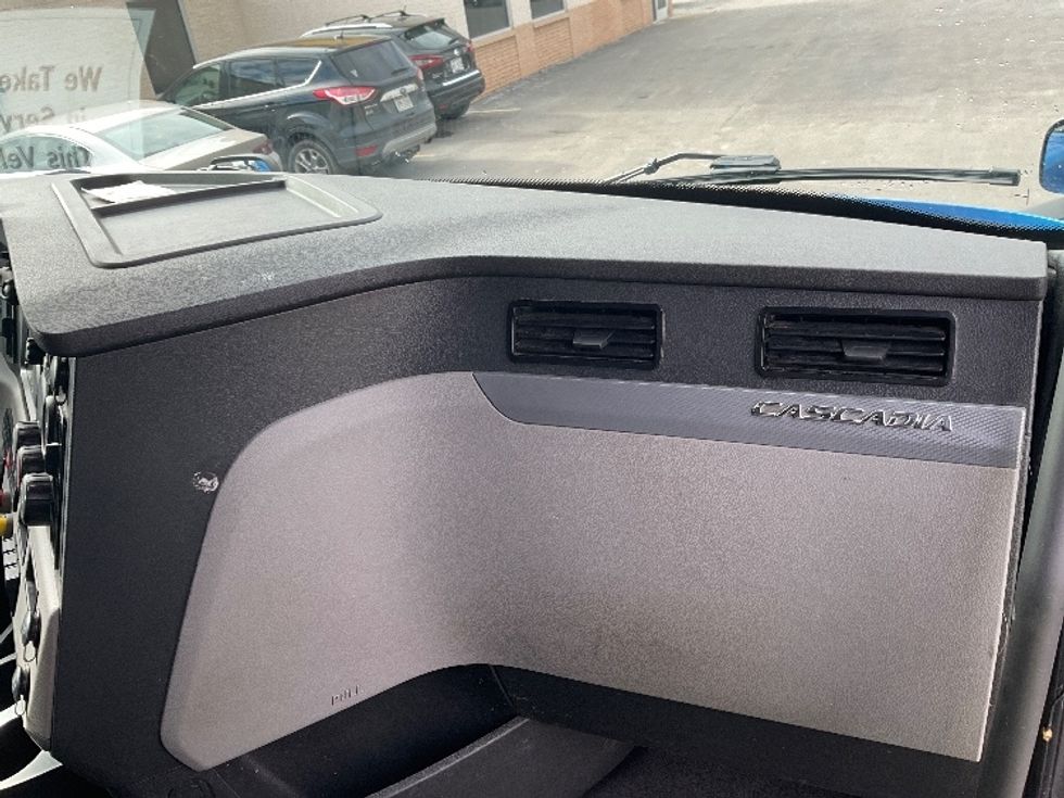 Sleeper Tractor-Heavy Duty Tractors-Freightliner-2021-T12664ST-Rothschild-WI-500,278\n\t\tmiles-$ 60,250 - Image 14