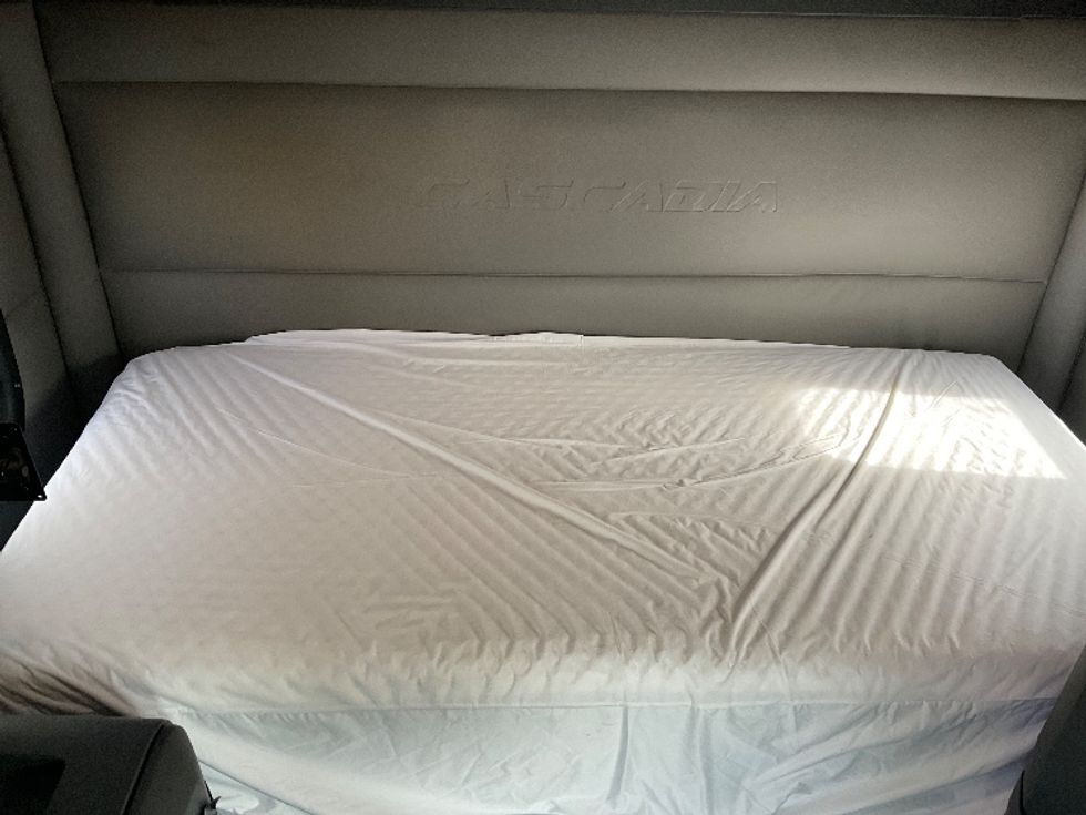 Sleeper Tractor-Heavy Duty Tractors-Freightliner-2021-T12664ST-Rothschild-WI-500,278\n\t\tmiles-$ 60,250 - Image 15