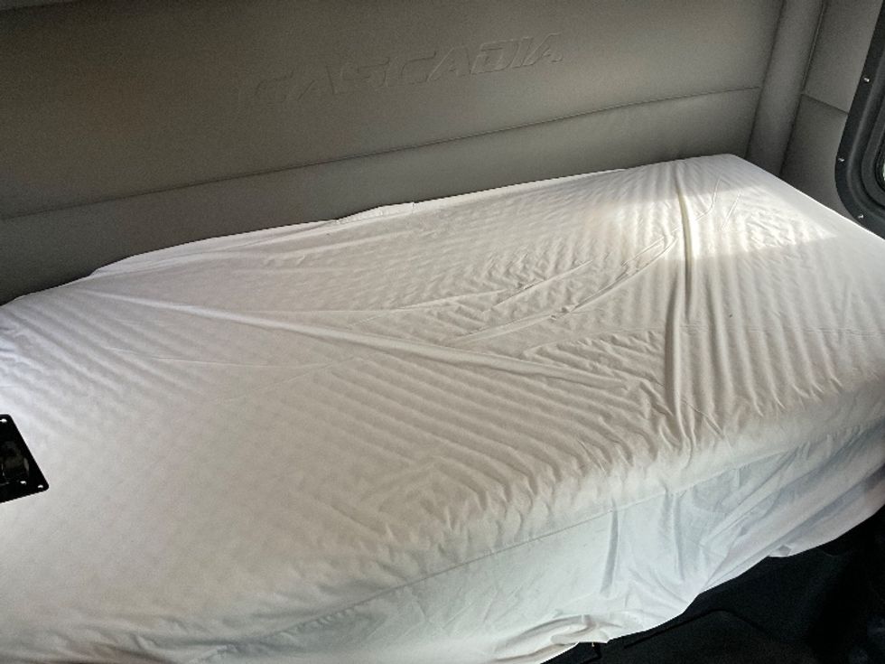 Sleeper Tractor-Heavy Duty Tractors-Freightliner-2021-T12664ST-Rothschild-WI-500,278\n\t\tmiles-$ 60,250 - Image 16