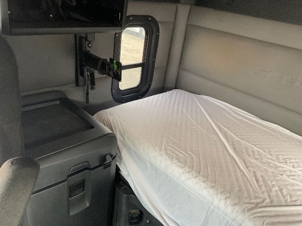 Sleeper Tractor-Heavy Duty Tractors-Freightliner-2021-T12664ST-Rothschild-WI-500,278\n\t\tmiles-$ 60,250 - Image 17