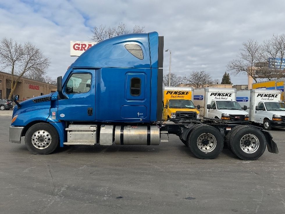 Sleeper Tractor-Heavy Duty Tractors-Freightliner-2021-T12664ST-Rothschild-WI-500,278\n\t\tmiles-$ 60,250 - Image 4