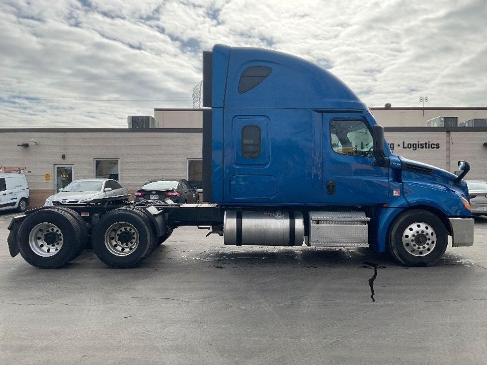 Sleeper Tractor-Heavy Duty Tractors-Freightliner-2021-T12664ST-Rothschild-WI-500,278\n\t\tmiles-$ 60,250 - Image 8