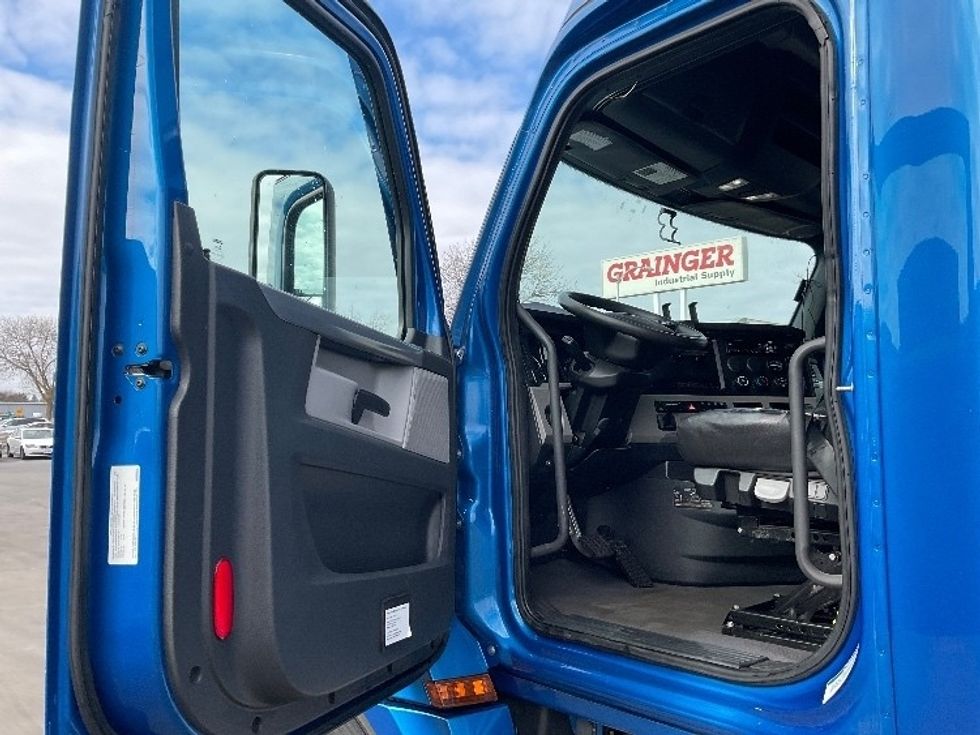 Sleeper Tractor-Heavy Duty Tractors-Freightliner-2021-T12664ST-Rothschild-WI-500,278\n\t\tmiles-$ 60,250 - Image 9