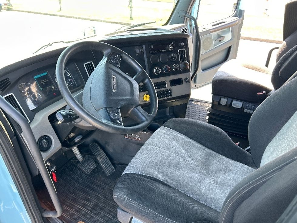 Sleeper Tractor-Heavy Duty Tractors-Freightliner-2021-T12664ST-Rothschild-WI-636,660\n\t\tmiles-$ 45,500 - Image 10