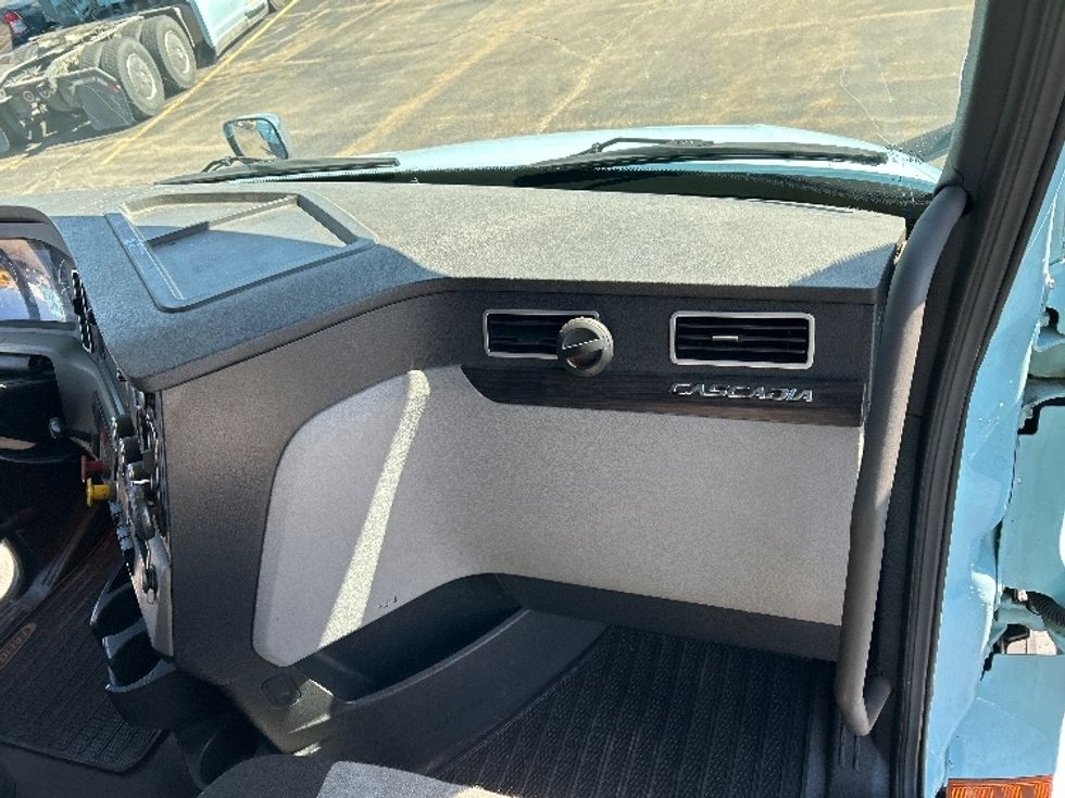 Sleeper Tractor-Heavy Duty Tractors-Freightliner-2021-T12664ST-Rothschild-WI-636,660\n\t\tmiles-$ 45,500 - Image 14