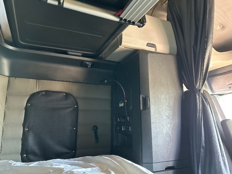 Sleeper Tractor-Heavy Duty Tractors-Freightliner-2021-T12664ST-Rothschild-WI-636,660\n\t\tmiles-$ 45,500 - Image 18