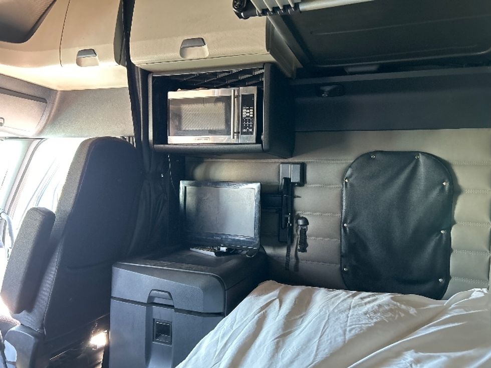 Sleeper Tractor-Heavy Duty Tractors-Freightliner-2021-T12664ST-Rothschild-WI-636,660\n\t\tmiles-$ 45,500 - Image 19