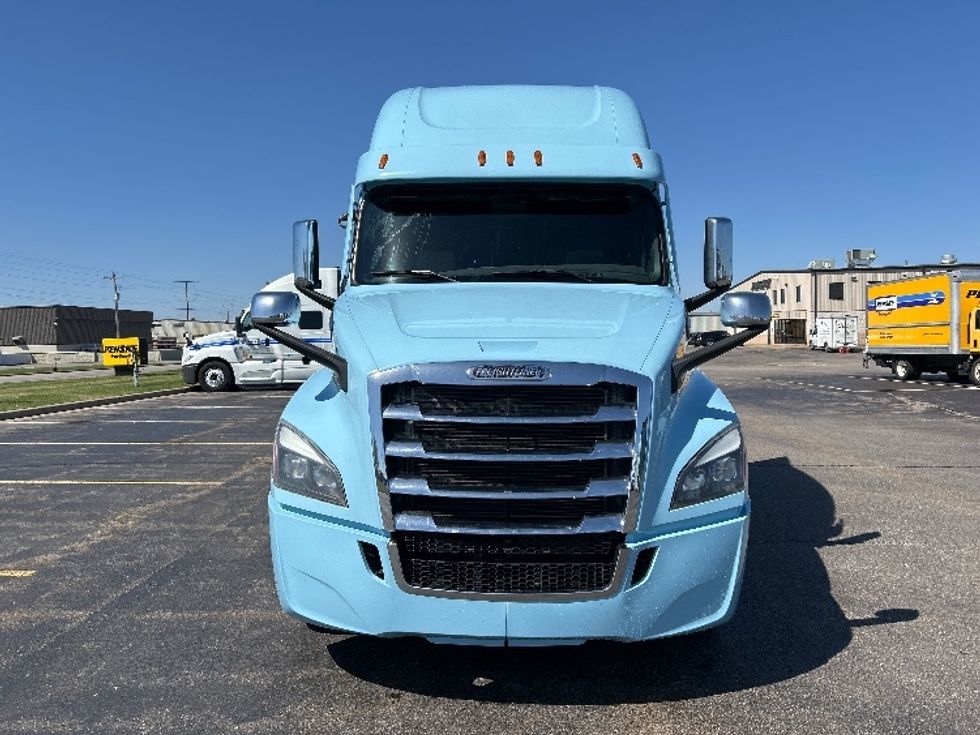 Sleeper Tractor-Heavy Duty Tractors-Freightliner-2021-T12664ST-Rothschild-WI-636,660\n\t\tmiles-$ 45,500 - Image 2