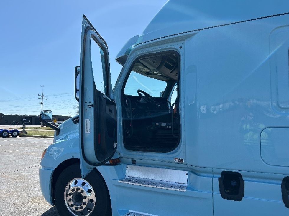 Sleeper Tractor-Heavy Duty Tractors-Freightliner-2021-T12664ST-Rothschild-WI-636,660\n\t\tmiles-$ 45,500 - Image 9