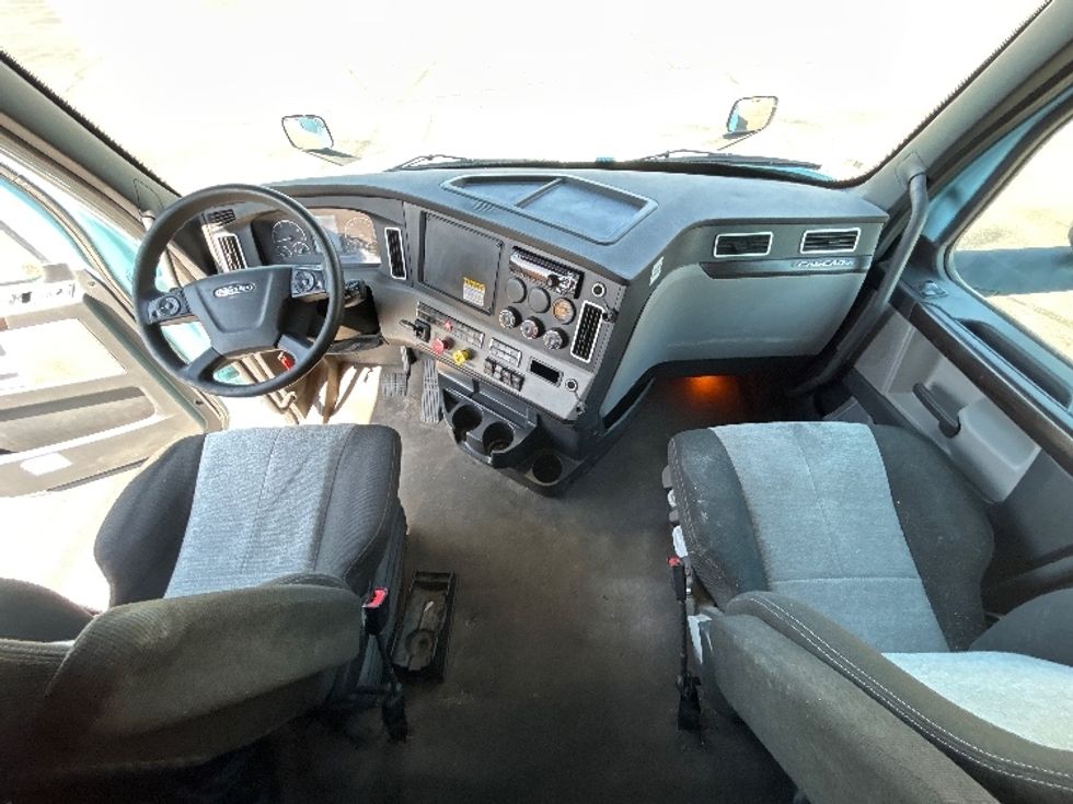 Sleeper Tractor-Heavy Duty Tractors-Freightliner-2021-T12664ST-Rothschild-WI-722,636\n\t\tmiles-$ 45,500 - Image 12