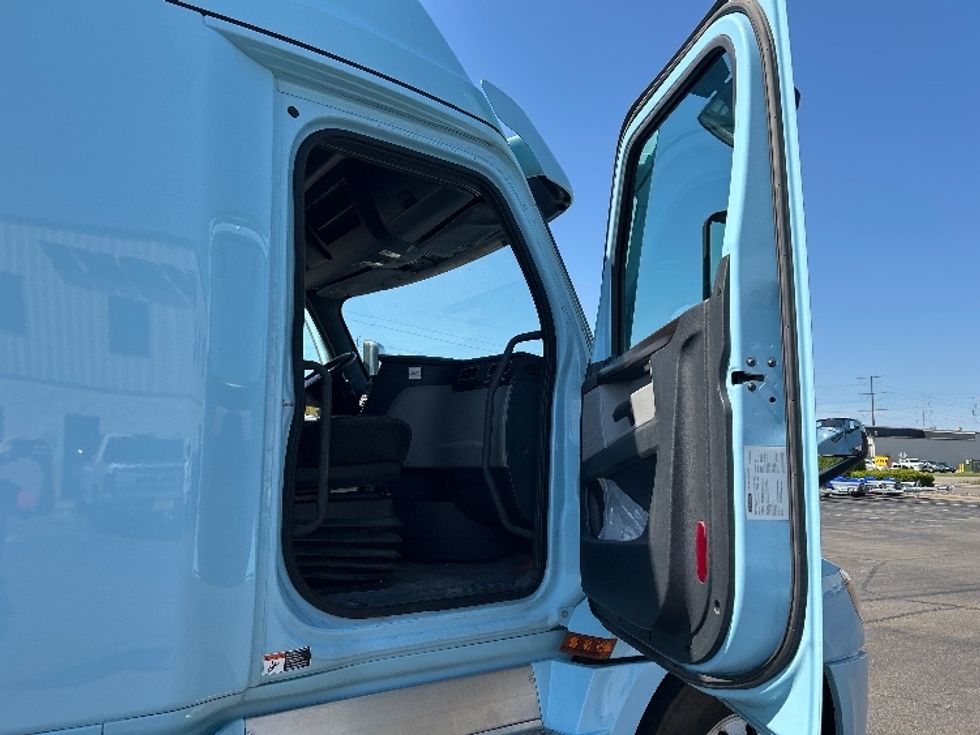 Sleeper Tractor-Heavy Duty Tractors-Freightliner-2021-T12664ST-Rothschild-WI-722,636\n\t\tmiles-$ 45,500 - Image 13