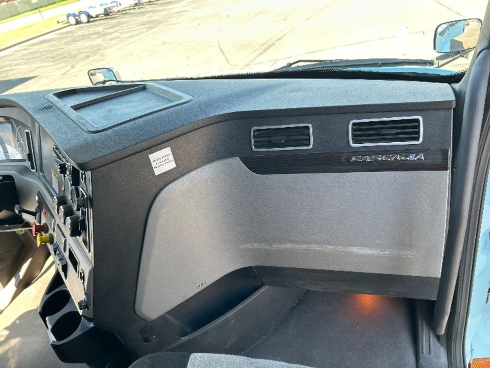 Sleeper Tractor-Heavy Duty Tractors-Freightliner-2021-T12664ST-Rothschild-WI-722,636\n\t\tmiles-$ 45,500 - Image 14