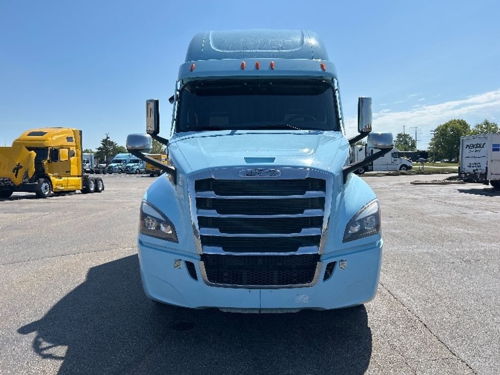 Sleeper Tractor-Heavy Duty Tractors-Freightliner-2021-T12664ST-Rothschild-WI-722,636\n\t\tmiles-$ 45,500 - Image 2