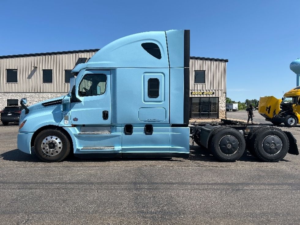 Sleeper Tractor-Heavy Duty Tractors-Freightliner-2021-T12664ST-Rothschild-WI-722,636\n\t\tmiles-$ 45,500 - Image 4
