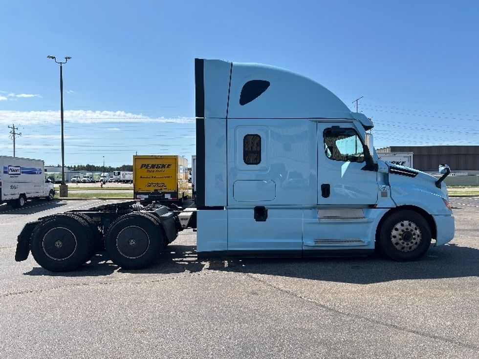 Sleeper Tractor-Heavy Duty Tractors-Freightliner-2021-T12664ST-Rothschild-WI-722,636\n\t\tmiles-$ 45,500 - Image 8