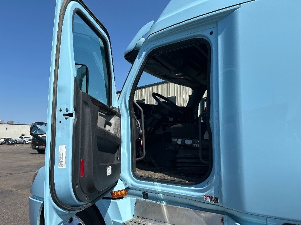 Sleeper Tractor-Heavy Duty Tractors-Freightliner-2021-T12664ST-Rothschild-WI-722,636\n\t\tmiles-$ 45,500 - Image 9