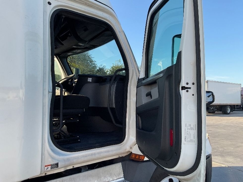 Sleeper Tractor-Heavy Duty Tractors-Freightliner-2021-T12664ST-Round Rock-TX-547,358\n\t\tmiles-$ 61,250 - Image 13